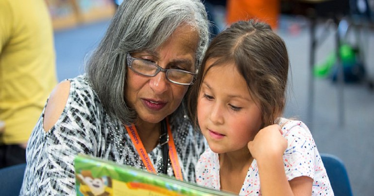 How can school, district leaders help students learn to read?